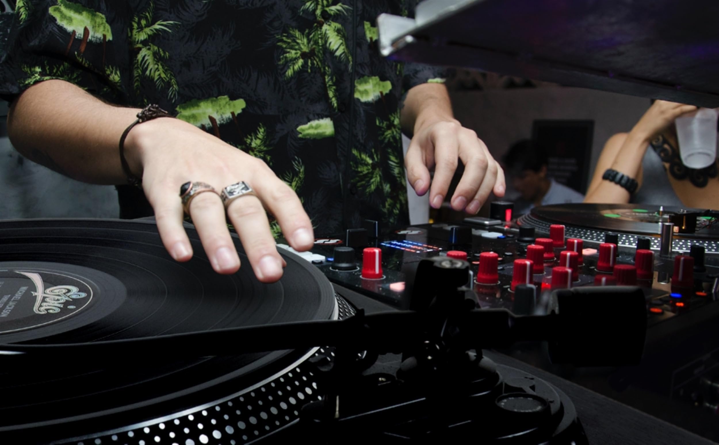 Gemini TT-4000 black professional DJ turntable with aluminum platter and anti-skate feature